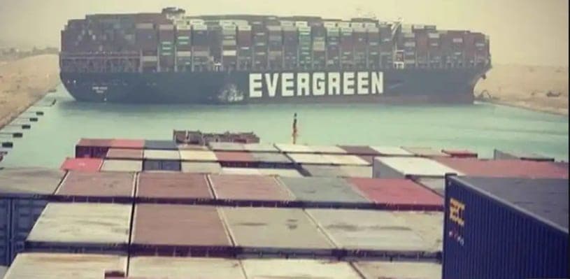 Estados Unidos ofrece ayuda a Egipto para desbloquear el canal de Suez