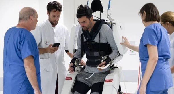 Hombre con parálisis vuelve a caminar gracias a exoesqueleto controlado con la mente