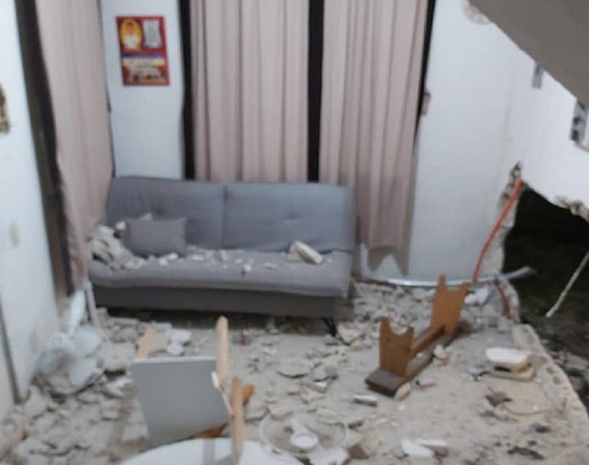 Conductora choca y destruye casa en Galaxia del Carmen 2; sigue libre