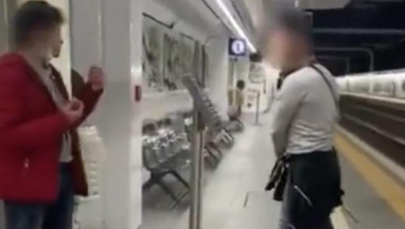 Hombre golpea a pareja gay por besarse en el Metro de Italia