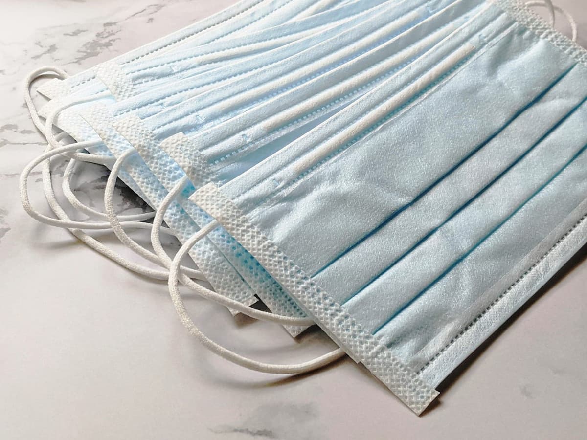 Hombre se molesta y reclama porque 'le entregaron 12 cubrebocas en vez de una docena'