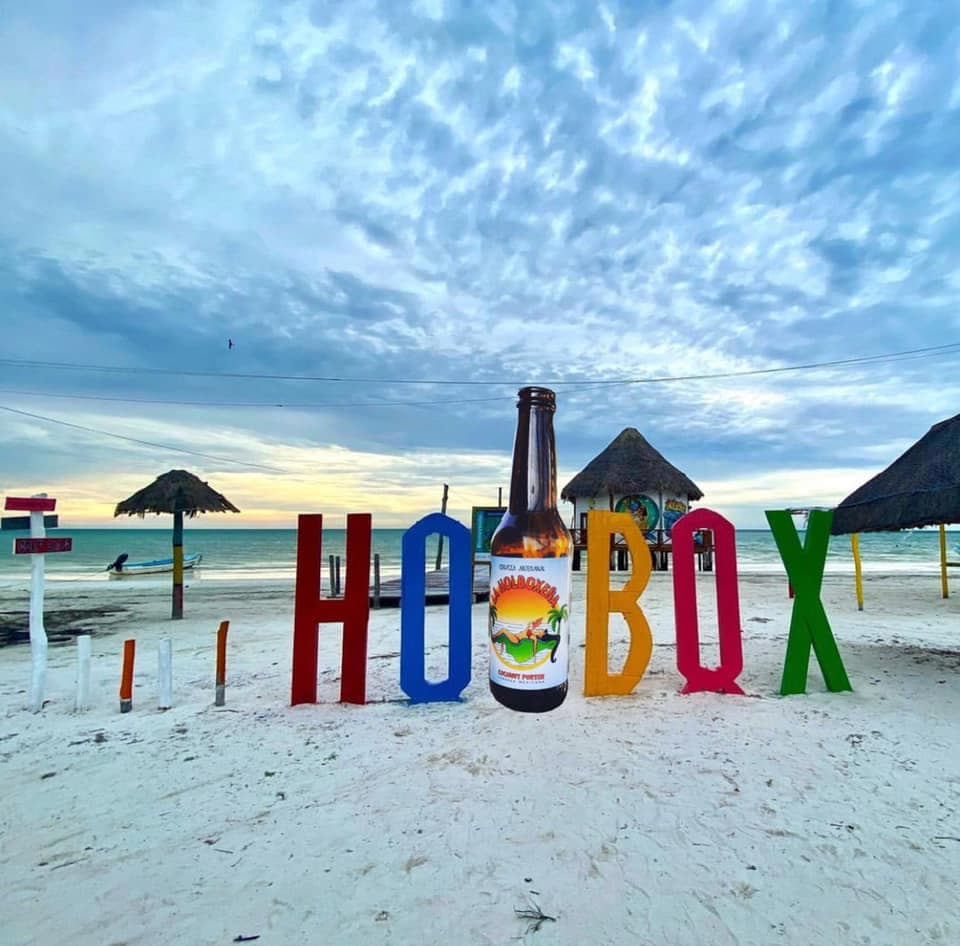 ¿Ya conoces La Holboxeña? Cerveza quintanarroense con alma de coco
