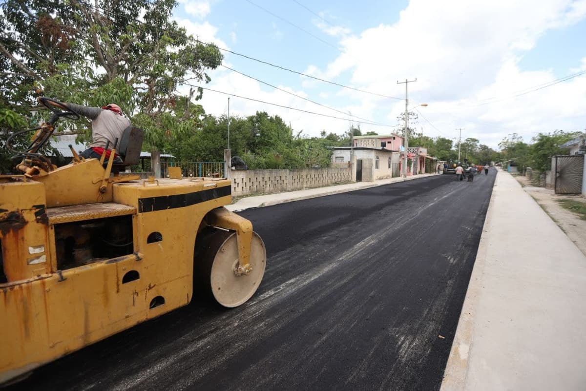 Gobierno de Puerto Morelos da un nuevo rostro a Leona Vicario con pavimentación de calles