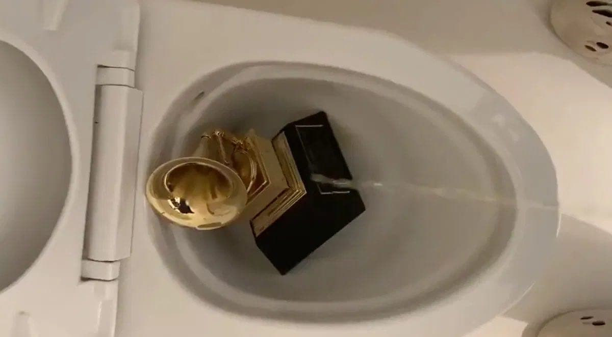 Kanye West recibe otro premio Grammy luego de que apareciera orinando sobre uno