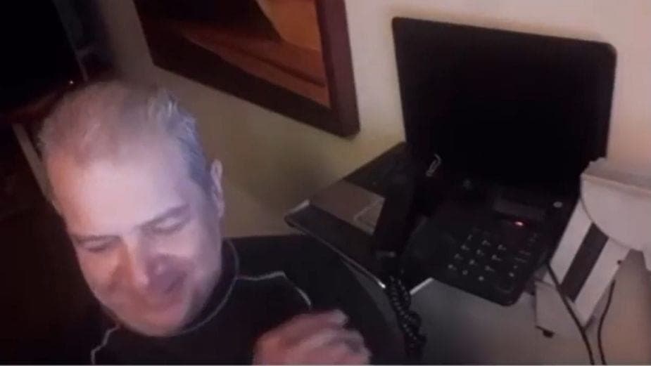 Video: Niño se confunde y pregunta por unos 'testículos' de la biblia y desata risas