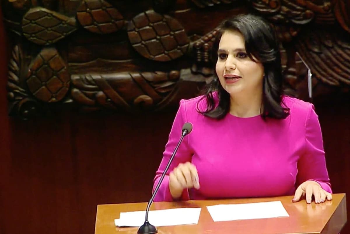 Cumple Mayuli Martínez con promesa de igualdad salarial entre hombres y mujeres