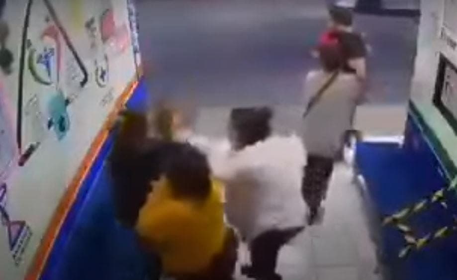 Familia golpea a una doctora, solo les pidió que usaran cubrebocas