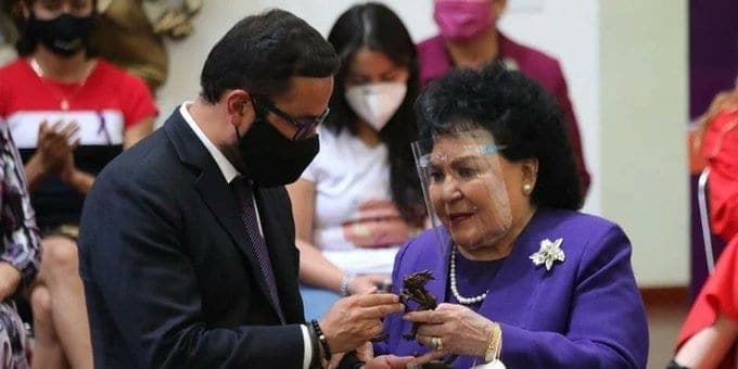 Entregan reconocimiento a Carmen Salinas por contribución a una sociedad igualitaria