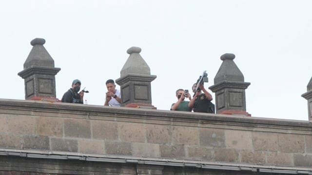 Registran en fotos y videos a presuntos francotiradores en el techo de Palacio Nacional