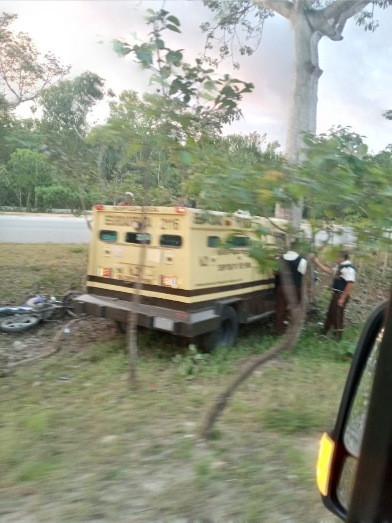 Camión de transporte de valores y motocicleta acaban fuera de la carretera en Playa del Carmen