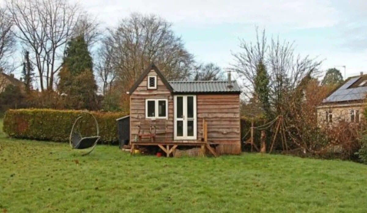 Se cansa de pagar alquiler, construye casa en jardín de sus papás