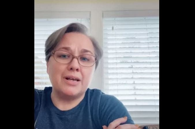 Video: Feminista explicó a sus hijas que la virginidad no existe y se vuelve viral