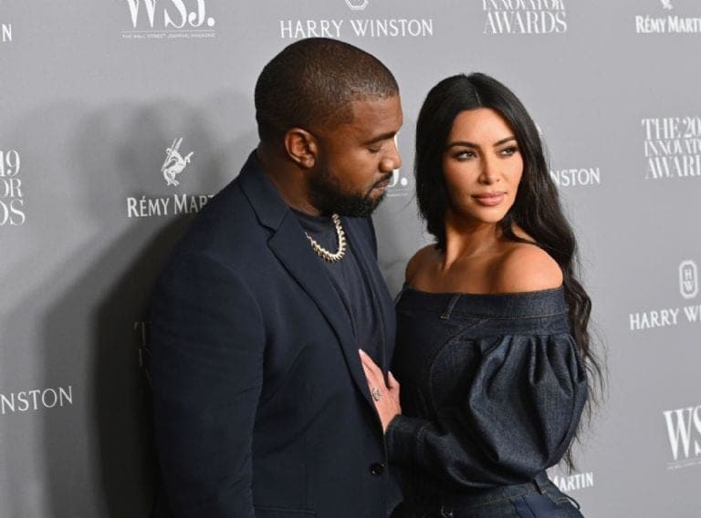 El gesto del anillo de Kanye West que pondrá a pensar a Kim Kardashian
