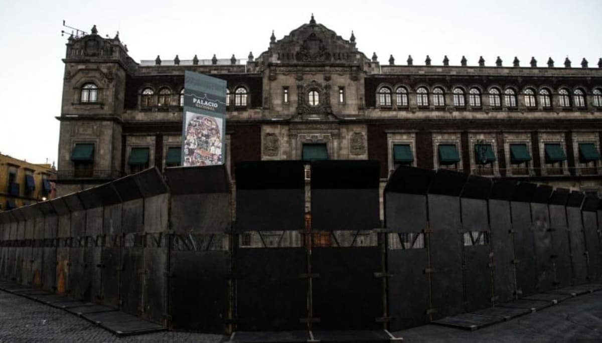 Blindan Palacio Nacional con vallas metálicas por marcha del 8M