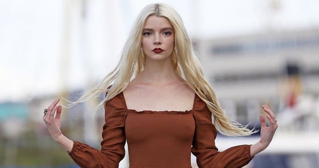 Llaman "mujer de color" a Anna Taylor-Joy tras los Globos de Oro