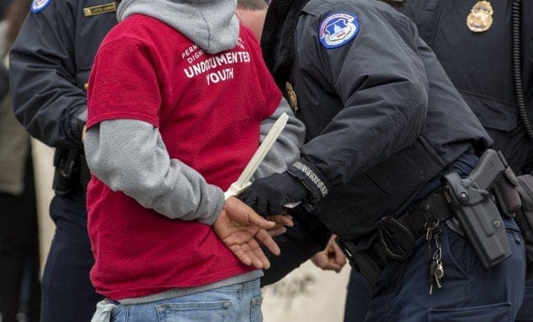 Autoridades de EE.UU arrestan a latino que tenía once cachorros muertos