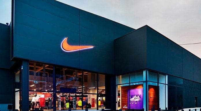 Directora de Nike renuncia tras conocerse las reventas de zapatillas de su hijo