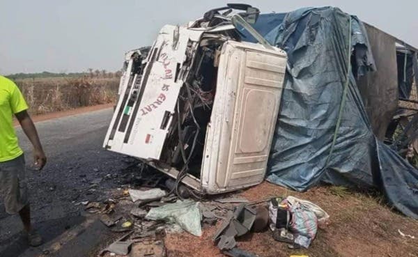 Mueren nueve futbolistas y su entrenador en trágico accidente automovilístico