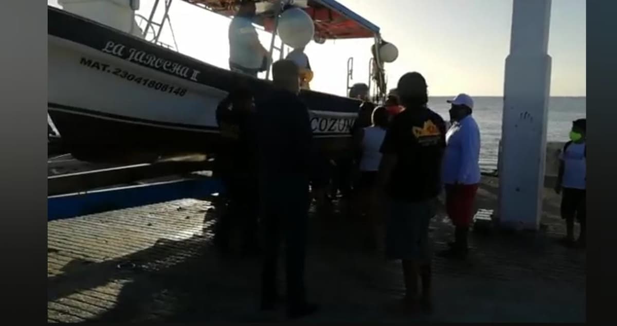Turista de CDMX es propelado por embarcación "La jarocha II" en Cozumel