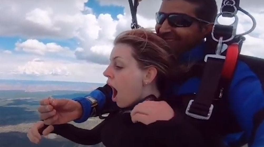 ¡Desde las alturas! Hombre le pide matrimonio a su novia mientras caen en paracaídas