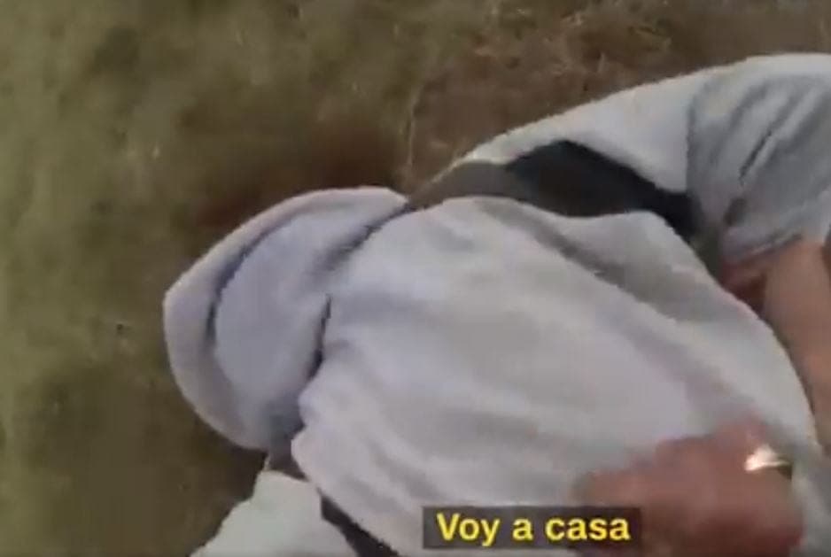 ¡Abuso policial! Abuela de 73 años con demencia es detenida por olvidarse de pagar un dulce, la lanzaron al suelo