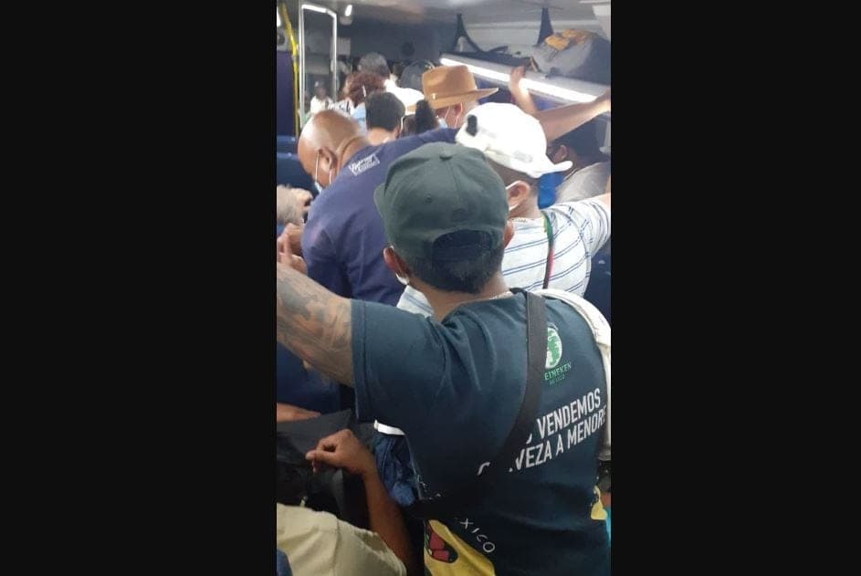 Con sobrecupo viajan camiones de ADO; pasajeros van hasta bebiendo "chela"