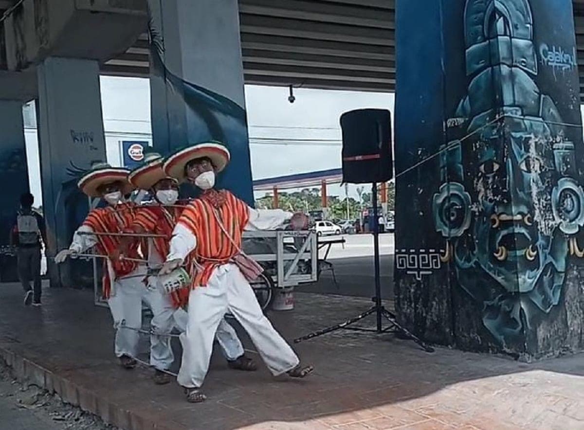 VIDEO: Ingenio playense; artista callejero alegra así a transeúntes en el bajopuente
