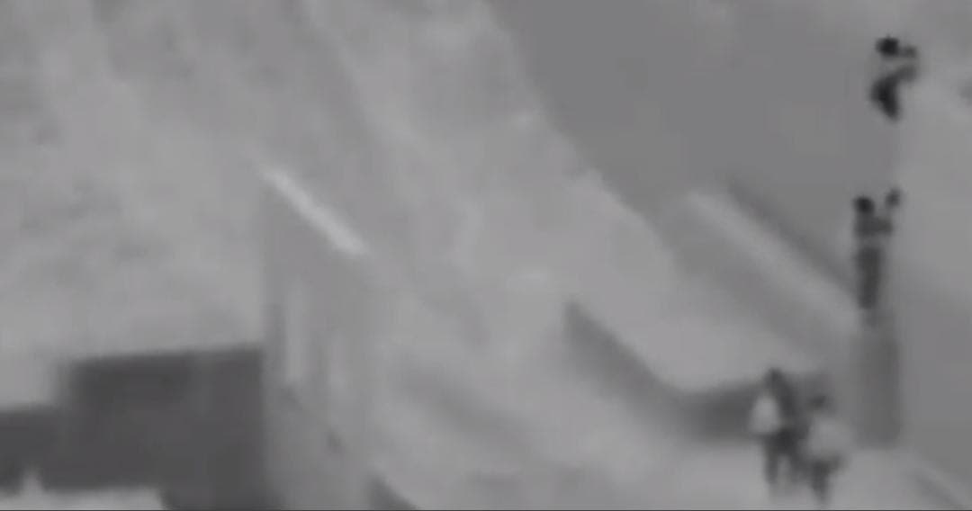 Video: "Coyote" lanza a un niño de 2 años desde el muro fronterizo