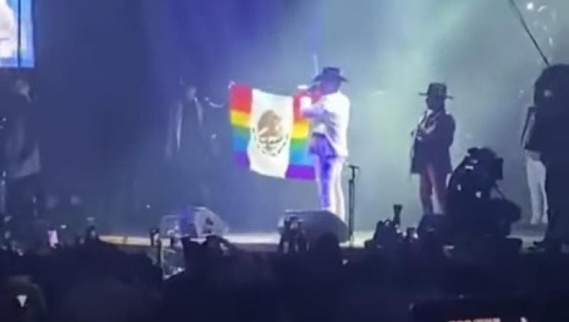 Grupo Firme ondea bandera LGBT en pleno escenario