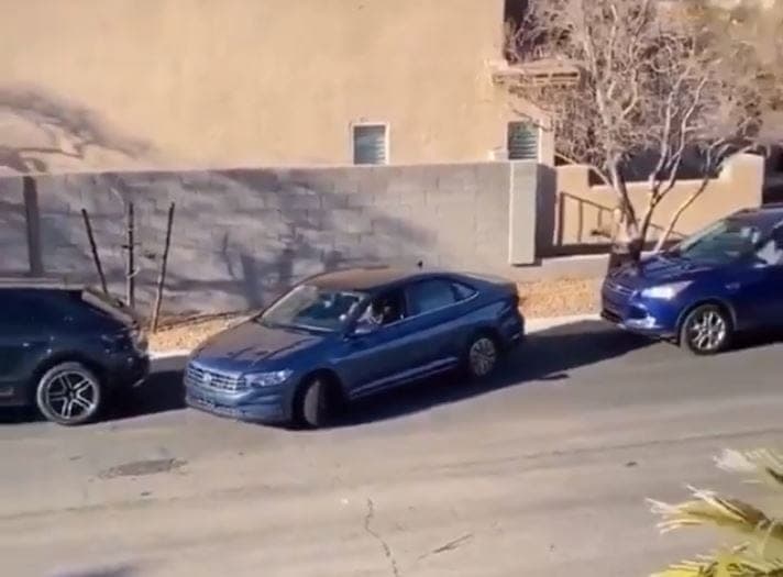 Video: Mujer intenta estacionar su coche sin éxito y la auxilia la dueña del auto de atrás para luego irse