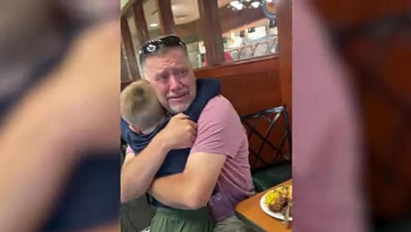 Video: Tierno abuelito rompe en llanto al reencontrase con su nieto