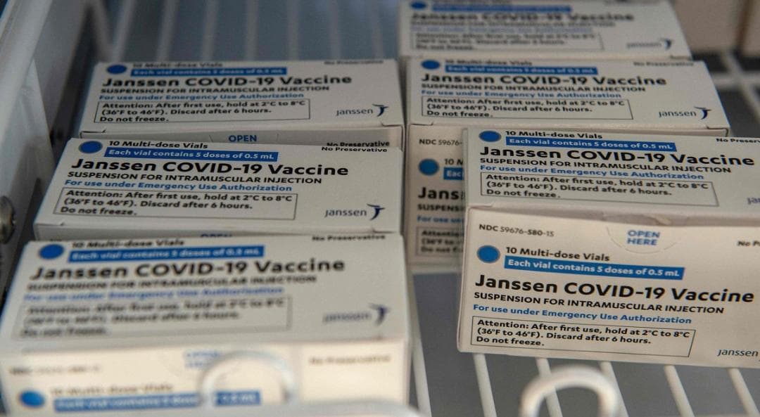 Estados Unidos pausa aplicación de vacuna de Janssen por 6 casos de coágulos