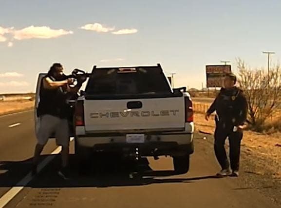 Video: Cámaras captan momento en el que traficante mata a policía en un control policial
