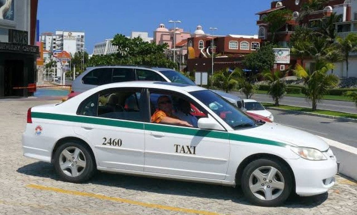 Evidencian en Cancún el mal estado de los taxis