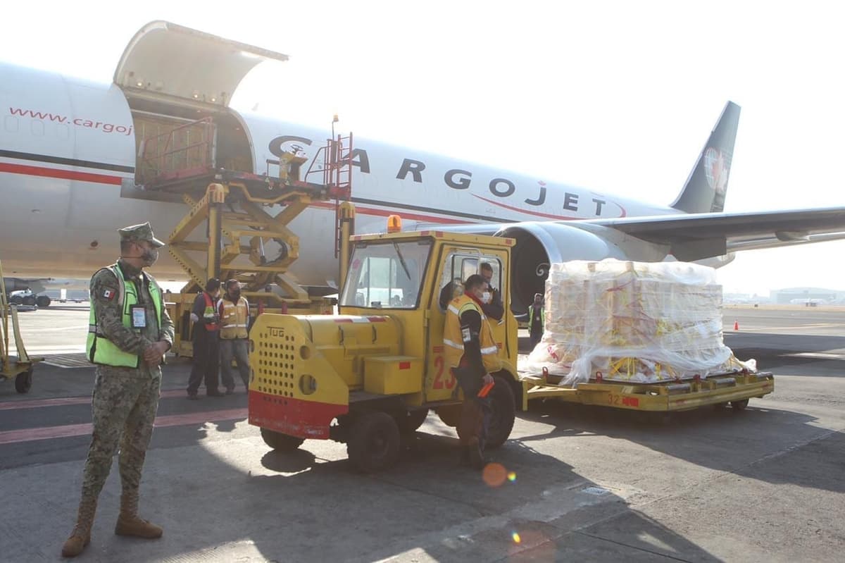 Llegan más de 327 mil vacunas de Pfizer a México