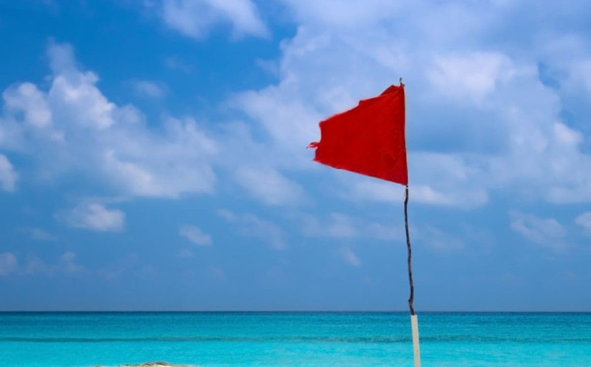 Piden a vistantes no ingresar a playas con bandera roja en Playa del Carmen