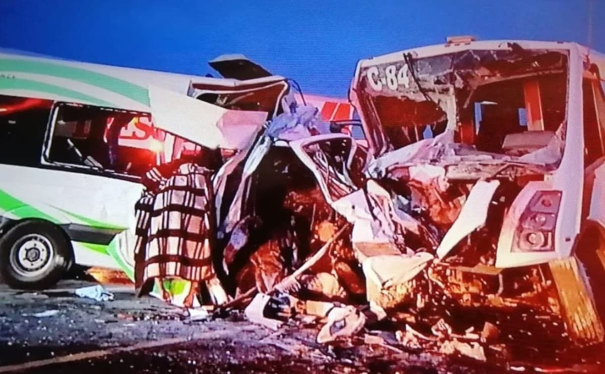 Choque entre camioneta turística y camión deja 16 muertos y 9 lesionados en carretera de Sonora