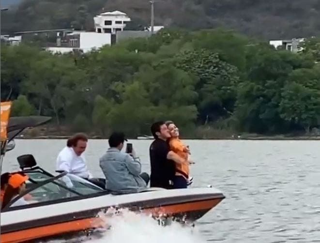 Samuel García y Mariana Rodríguez recrearon escena del Titanic con la canción