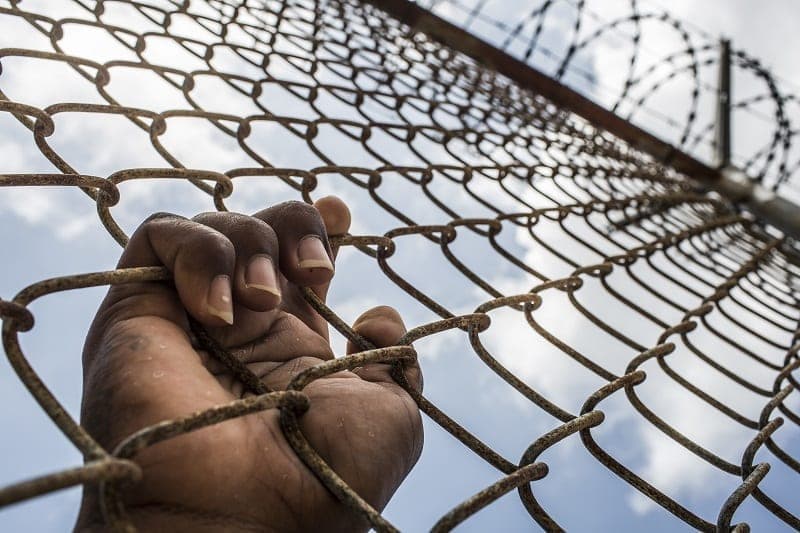 Escapan más de 1 mil 800 presos de una cárcel en Nigeria tras un ataque armado