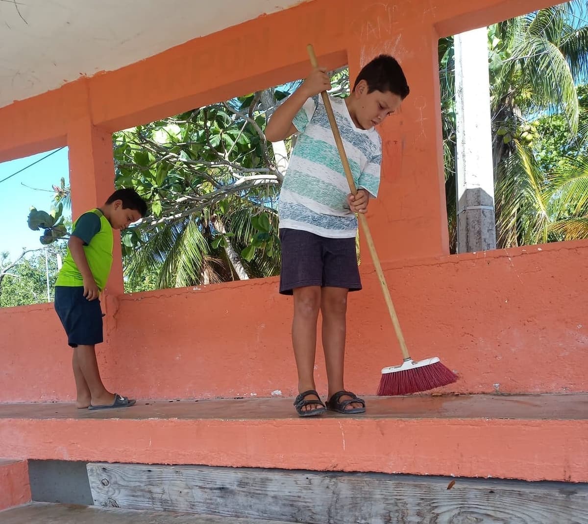 ¡Se unen holboxeños! Habilitan campo de fútbol para jóvenes, niñas y niños deportistas