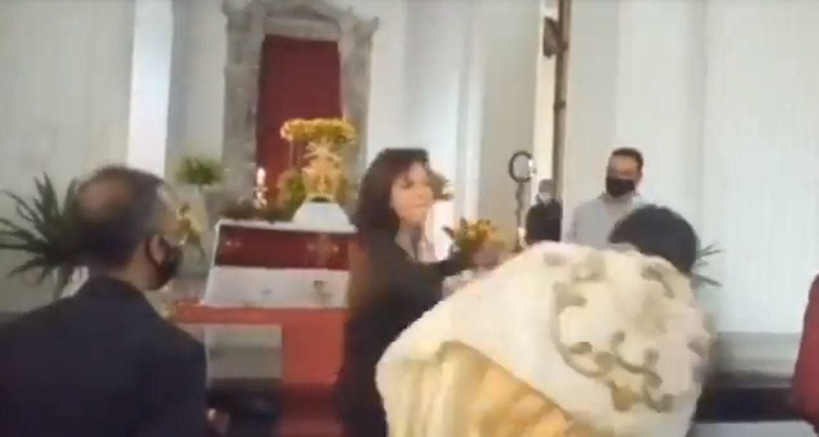 Mujer irrumpe en una misa y cachetea al cura