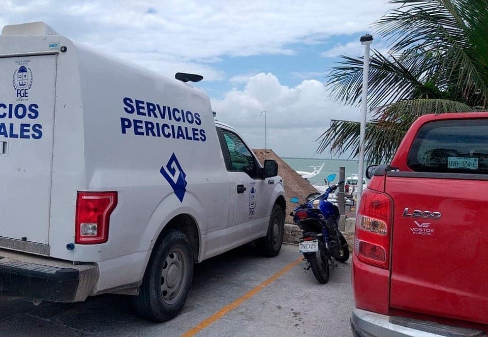 Revisan lugar de la zona hotelera de Cancún donde se desplomó avioneta