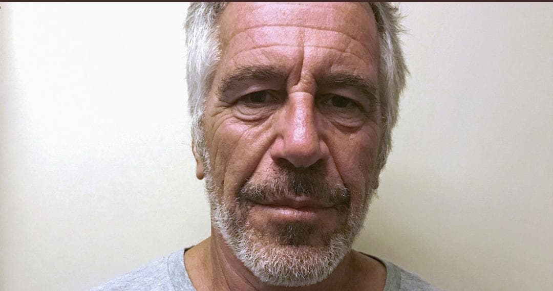 Ahora acusan a Jeffrey Epstein de abusar de una mujer frente a su hijo de 8 años