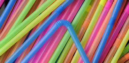 Desde este sábado quedan prohibidos los popotes en la Unión Europea