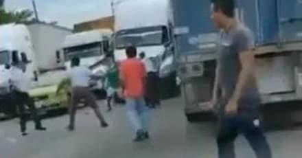 ¡Ni las manitas metieron! Agentes de tránsito huyen de traileros que los golpean con bates