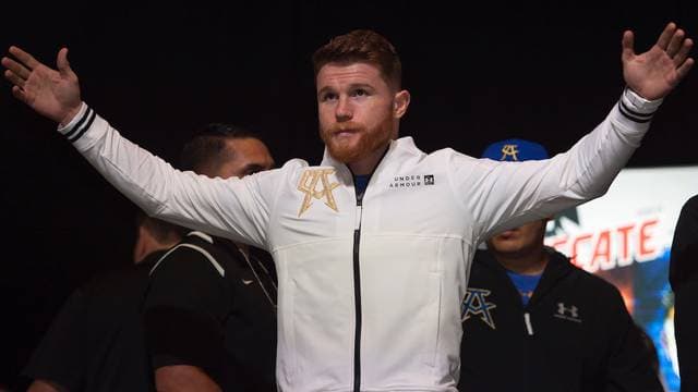 Video: Captan a Canelo Álvarez lanzando billetes de 500 pesos en bautizo de su hija