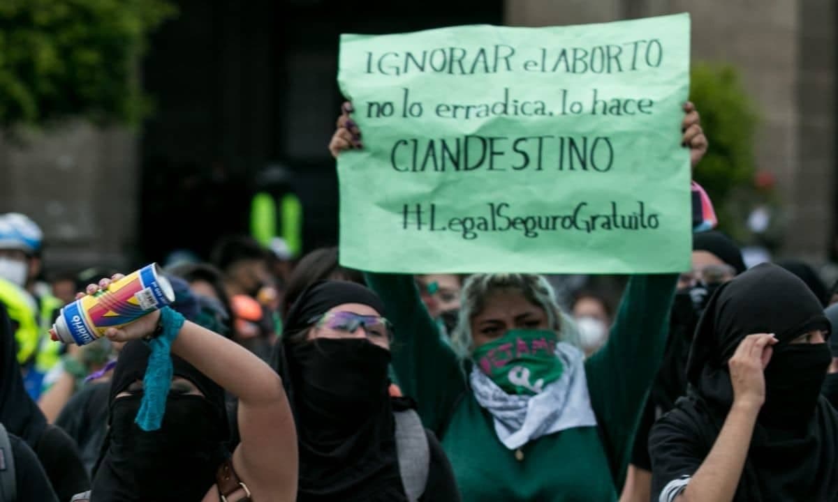 Mujer es golpeada por su marido, aborta y está recluida por homicidio