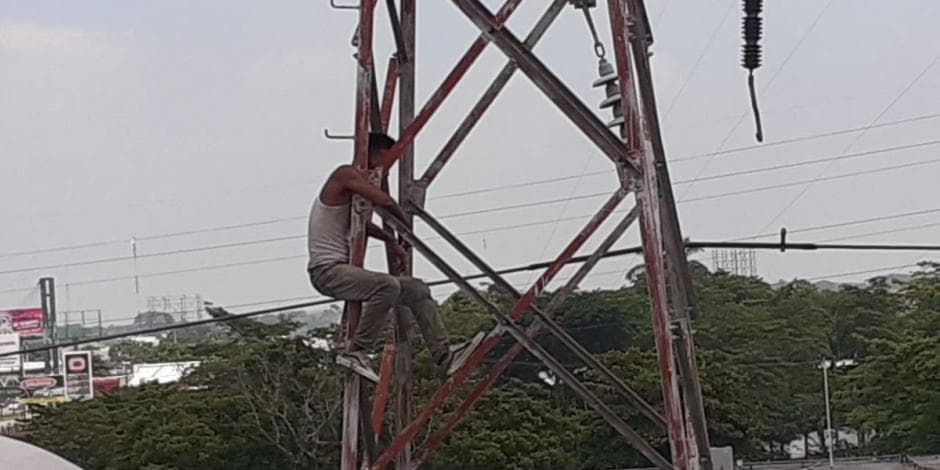Asaltante se sube a una torre de la CFE para huir, bajó luego de 9 horas por unos tacos