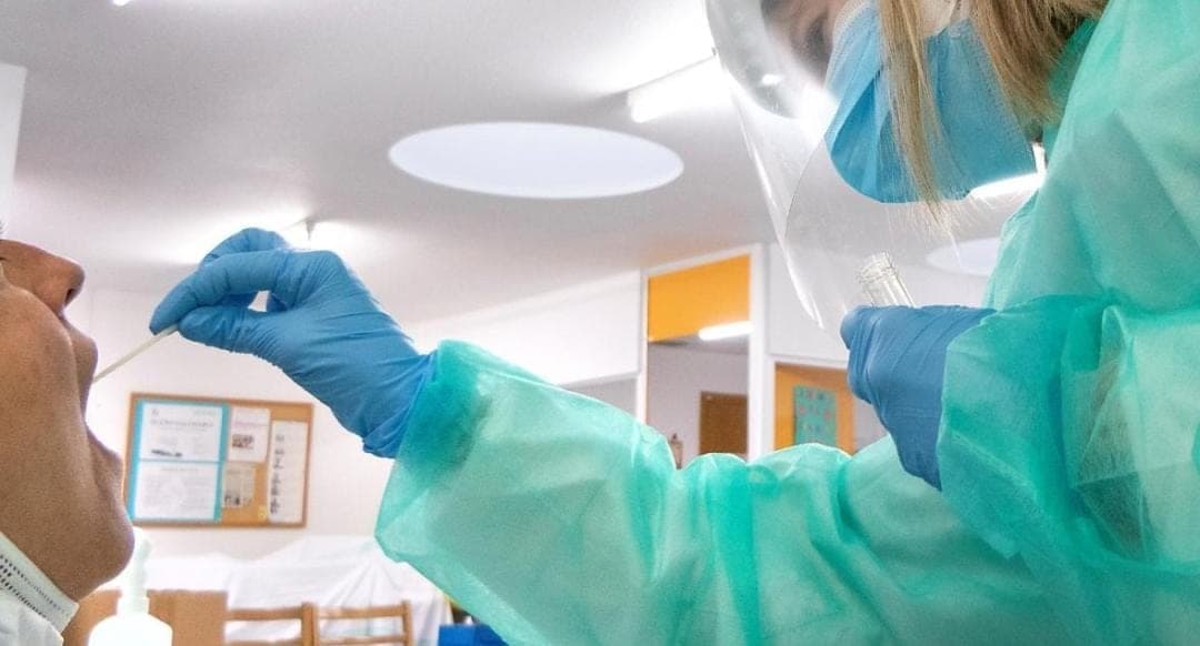 Dan 1 año de prisión a pasajero que presentó una prueba de Covid-19 falsa