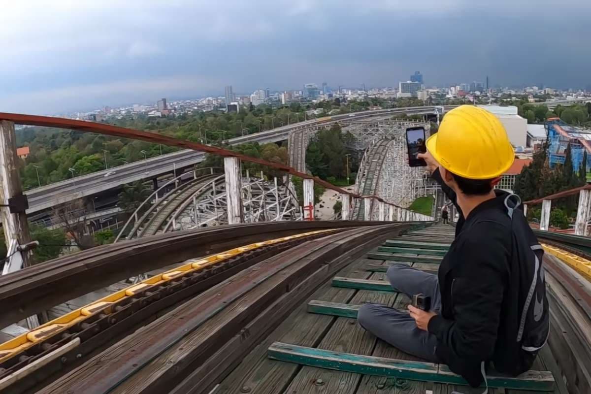 Detienen a jóvenes por allanar Feria de Chapultepec y escalar la "montaña rusa"
